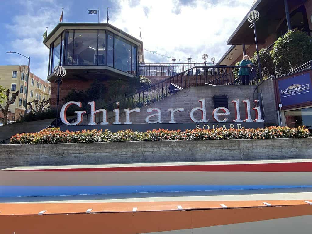 20220323 SpringBreak 8297 Ghirardelli Square in San Francisco with kids