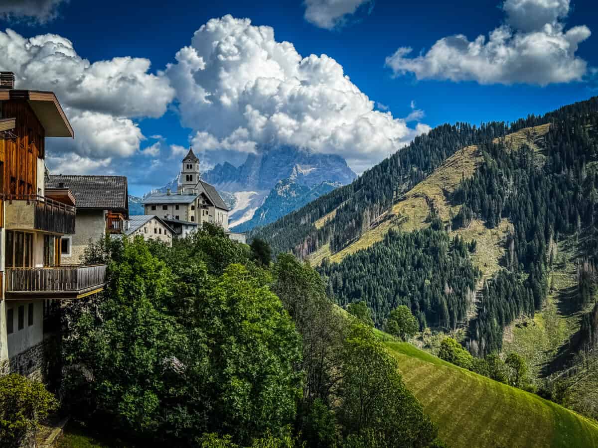 20260824 wheretostayinthedolomites 2451 Daytime view of the chapel and village of Colle Santa Lucia in the Dolomites, Italy.